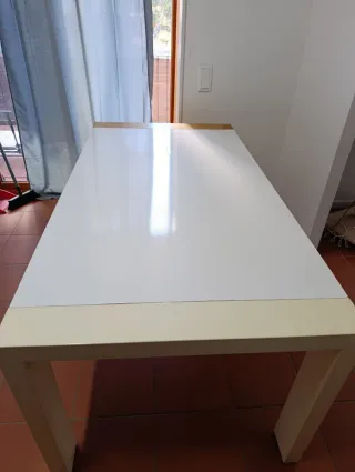Mesa de madera blanca