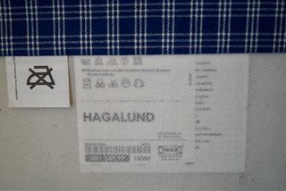 Sofá cama azul pull out con laminado madera. Ikea.