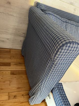 Sofá cama azul pull out con laminado madera. Ikea.