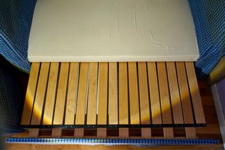 Sofá cama azul pull out con laminado madera. Ikea.