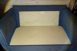 Sofá cama azul pull out con laminado madera. Ikea.