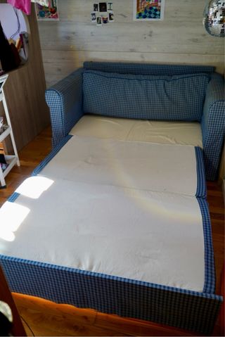 Sofá cama azul pull out con laminado madera. Ikea.