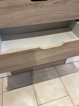 Cómoda de madera y blanco