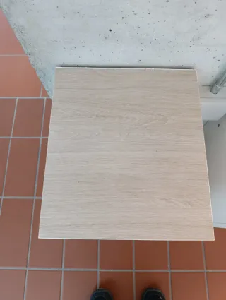 Mesita de noche blanca y madera