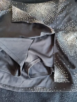 Falda corta con brillo plateado