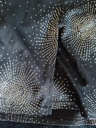 Falda corta con brillo plateado