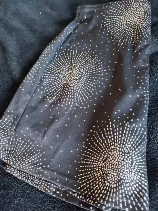 Falda corta con brillo plateado