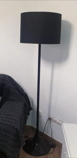 Lámpara de pie negra funciona perfectamente