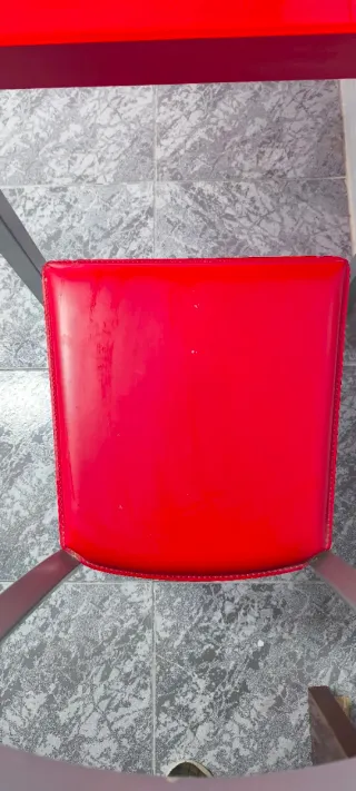 Mesa de cocina con 2 sillas rojas