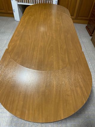 Mesa de comedor ovalada de madera