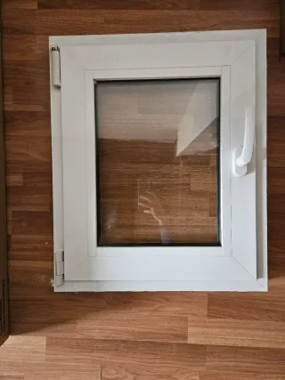 Ventana blanca de PVC 60x50cm