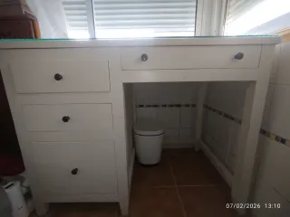 Escritorio vintage de madera con cristal