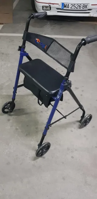 Andador con asiento y respaldo