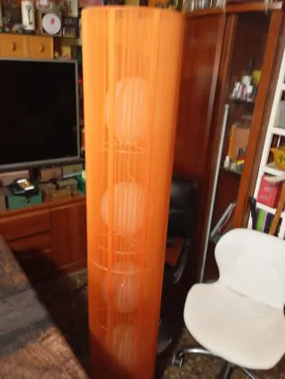 Lámpara de pie cilíndrica naranja