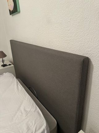 Cama canapé y cabecero gris