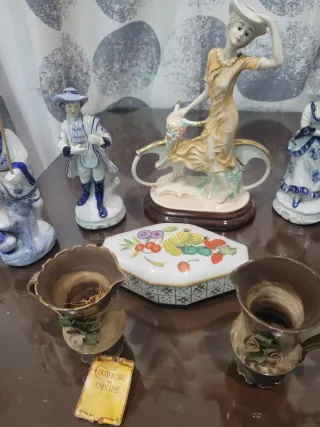 Lotto di Antiche Figure in Ceramica: Cigni, Tazze e Altro