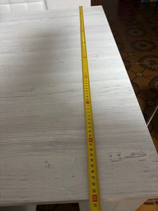 Mesa de salón de madera blanca