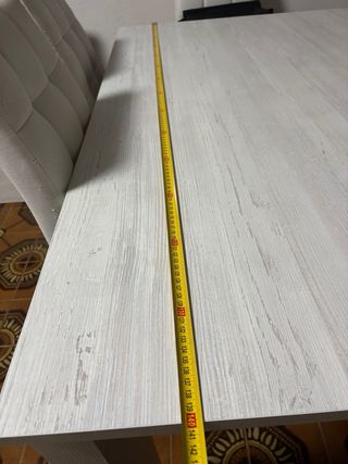 Mesa de salón de madera blanca