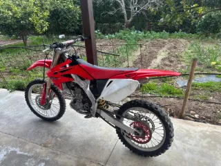 Honda CRF 250r Motocross Roja y Blanca