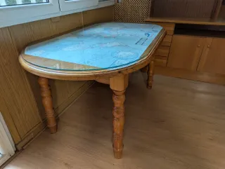 Mesa de comedor de madera y cristal