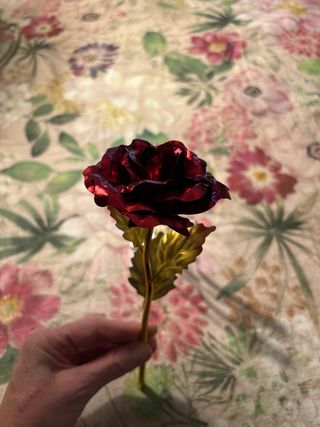 Rosa rossa e oro in metallo