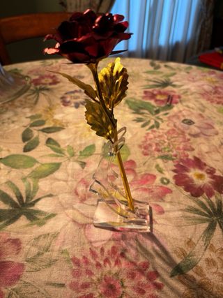 Rosa rossa e oro in metallo