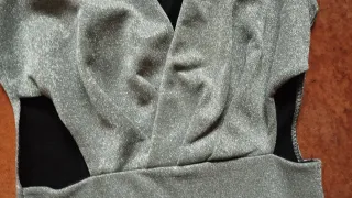 Vestido plateado brillante Cut-out