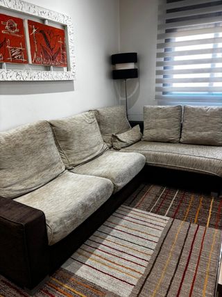 Sofá chaise longue y mueble de comedor