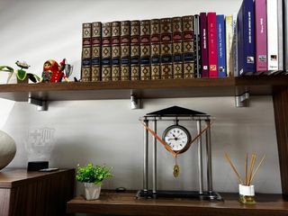 Sofá chaise longue y mueble de comedor