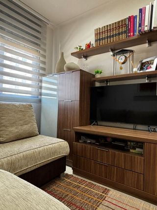 Sofá chaise longue y mueble de comedor