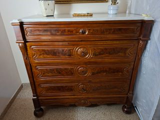 Cómoda antigua de madera con cabecera de mármol