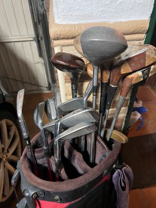 Bolsa de palos de golf roja con todos los palos
