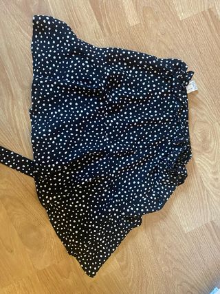 Falda corta lunares negra y blanca