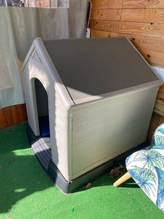 Casa para mascotas beige y negra