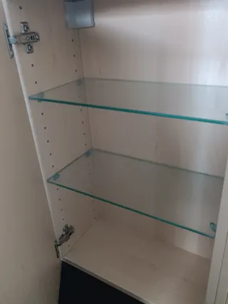 Mueble de baño con espejo y estantes