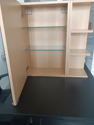 Mueble de baño con espejo y estantes