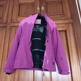 Chaqueta impermeable rosa y morada
