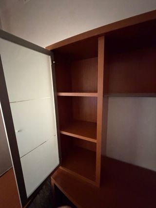 Mesa de oficina con mueble de madera