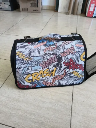 Transportín para mascotas con diseño cómic.