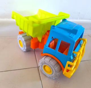 Camión volquete de juguete
