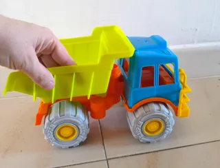 Camión volquete de juguete