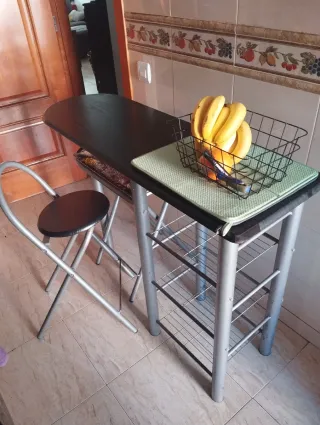 Mesa americana con 2 taburetes