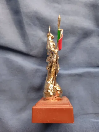 Estatuilla Milano con Bandera Italiana