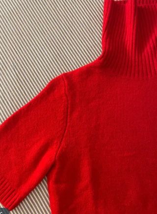 Jersey rojo cuello alto manga corta