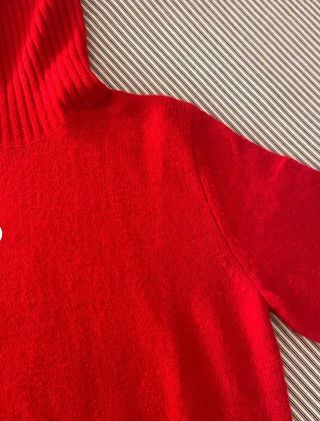 Jersey rojo cuello alto manga corta