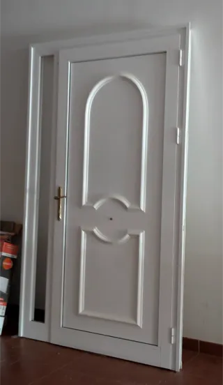 Puerta aluminio blanca con cristal