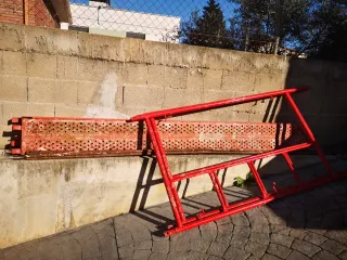 Andamio metálico rojo