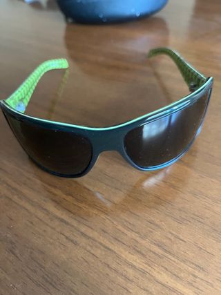 Occhiali da sole neri e verdi