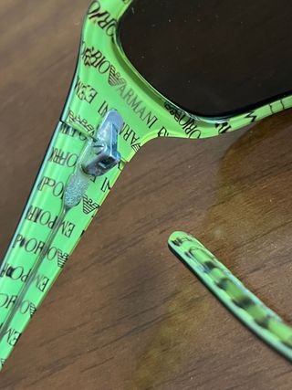 Occhiali da sole neri e verdi