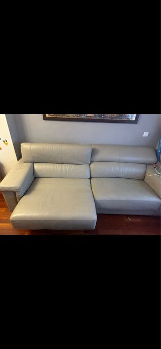Sofá de piel beige